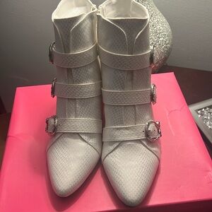 Betsey Johnson size 8 white snake ankle boots